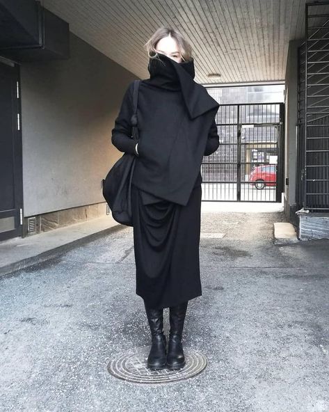 all black, face covered, mysterious outfit paired with black leather boots Minimalist Cyberpunk, Fashion Ideas For Men, Futuristic Outfits, Yeezy Fashion, Outfit Minimalist, Fashion Outfit Ideas, Sci Fi Fashion, Mermaid Halloween, Futuristic Fashion