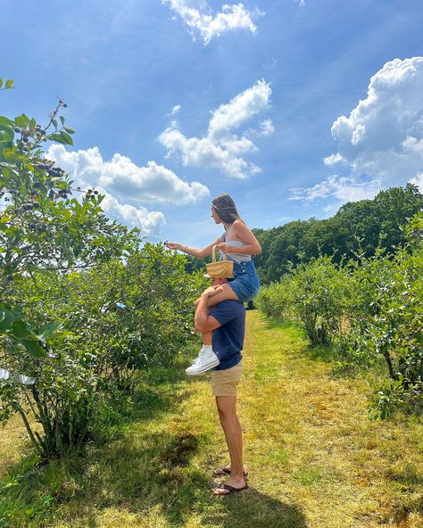 Checking blueberry picking date off the summer bucket list!🫐🫶🏼🧺🌾 #summerdate #summeractivity #summeroutfit #blueberrypicking Fruit Picking Photoshoot, Blueberry Picking Aesthetic, Blueberry Picking, Berry Picking, Fruit Picking, Insta Ideas, Summer Bucket List, Summer Dates, Family Photo Sessions