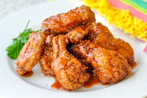 Crunchy Sticky Honey Barbecue Wings. Double dipped fried wings means they are super crunchy. They then get tossed in a sweet, spicy, sticky barbecue sauce; everything you could want in one fantastic wing recipe. #wings #gamedayfood #weekend #superbowlparty Sticky Wings Recipe, Barbecue Wings, Bbq Wings Recipe, Sticky Wings, Honey Bbq Wings, Fried Wings, Sticky Chicken Wings, Best Chicken Wing Recipe, Honey Barbecue Sauce