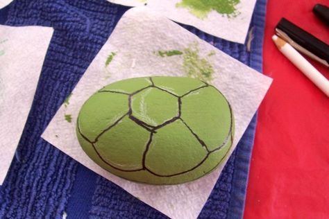 Instructions for rock turtles Rock Painting Turtle Easy, Painting Turtles, Rock Turtle, In The Garden Art, Lady Bug Painted Rocks, Pots Crafts, Turtle Painted Rocks, Rock Crafts Diy, Painted Garden Rocks