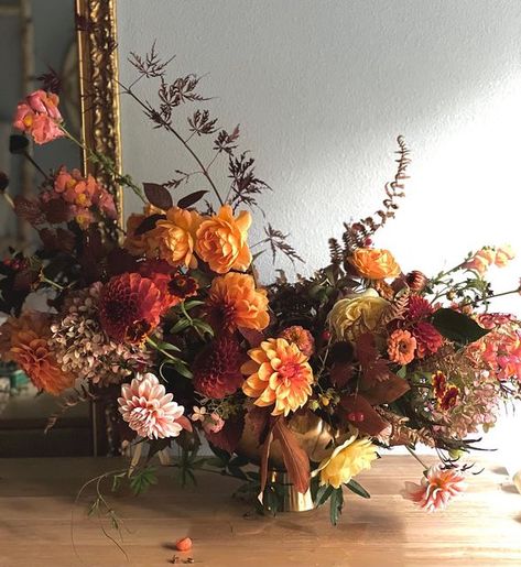 Fall Flower Garland, Thanks Giving Flower Arrangement, Floral Arrangement Shapes, Autumn Flowers Arrangements, Autumnal Floral Arrangements, Studio Floral Photoshoot, Thanksgiving Flowers Arrangements, October Floral Arrangements, Wedding Autumn Decoration