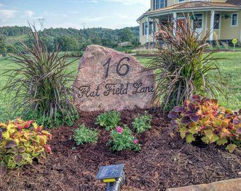 Wooden Address Front Yard Signs With Flower, Porch Gardens, Porch Gardening, Landscaping Entrance, Plants Backyard, Address Stone, Driveway Entrance Landscaping, Farm Entrance, Landscape Backyard