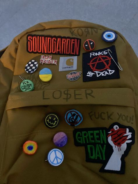 Custom Backpack Ideas, Decorated Backpack, Punk Backpack, Grunge Backpack, Backpack With Pins, Backpack Ideas, Backpack Art, Unique Backpacks, Backpack Patches