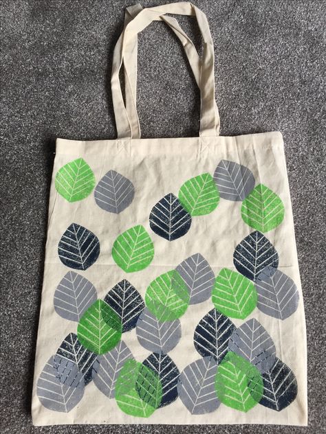 Lino Print Tote Bag, Block Print Tote Bag, Diy Fabric Purses, Block Printing Designs, Diy Screen Printing, Canvas Bag Design, Packing Hacks Clothes, Crochet Shoulder Bags, Painted Tote