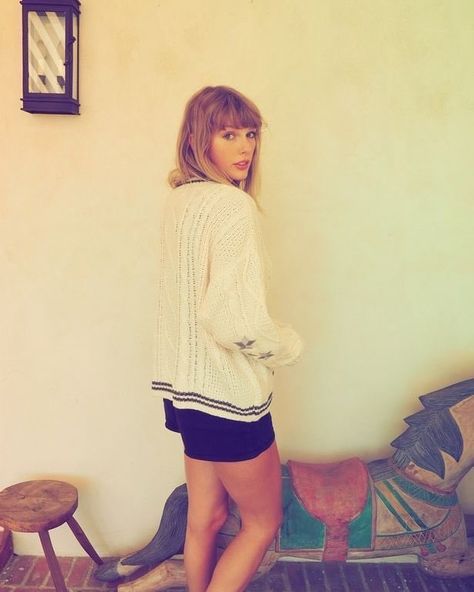 Taylor Swift // folklore Taylor Swift Cardigan, Folklore Cardigan, Taylor Swift Folklore, All About Taylor Swift, Taylor Swift 1989, Taylor Swift Songs, Taylor Swift Pictures, Taylor Alison Swift, Long Legs