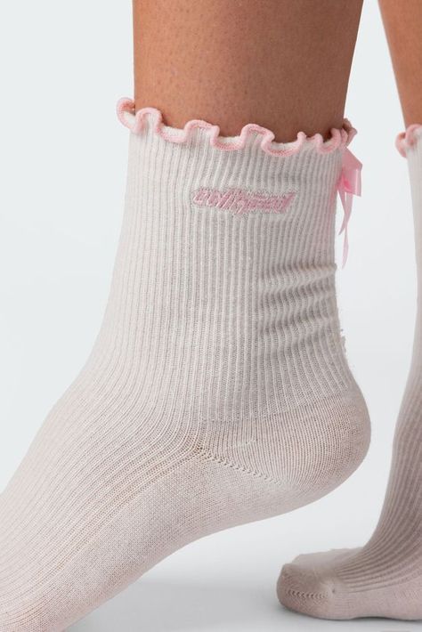 Perfect product🙌🏼❤️ Socks With Sneakers, Frill Socks, Daily Fits, Pretty Socks, Ruffle Socks, Frilly Socks, Ruffled Socks, Funky Socks, Modern Tattoos