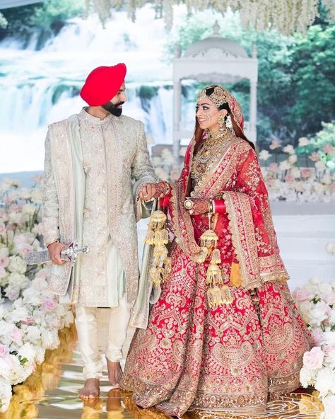 #JustMarried - Introducing latest wedding pictures of Punjabi Singer Parmish Verma with Guneet Grewal. From beautiful wedding outfits to stunning wedding portraits, this wedding is a great insipration for 2021 weddings. #shaadisaga #indianwedding #parmishverma #parmishvermawedding #parmishvermaweddingphotos #parmishvermagirlfriend #parmishvermacouplepics #parmishvermavideo #parmishvermakurtapajama #parmishvermawife #guneetgrewal #celebritywedding #punjabiwedding #redlehenga #sikhwedding Parmish Verma Wedding, Punjabi Wedding Dress, Parmish Verma, Punjabi Wedding Couple, Anand Karaj, Sikh Bride, Bridal Lengha, Wedding Lehenga Designs, Punjabi Bride