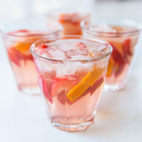 Elderflower Sangria, Strawberry Sangria, Elderflower Drink, Sangria Ingredients, Strawberry Drink Recipes, Floral Drink, Mock Cocktails, Strawberry Drinks, Happy Drink