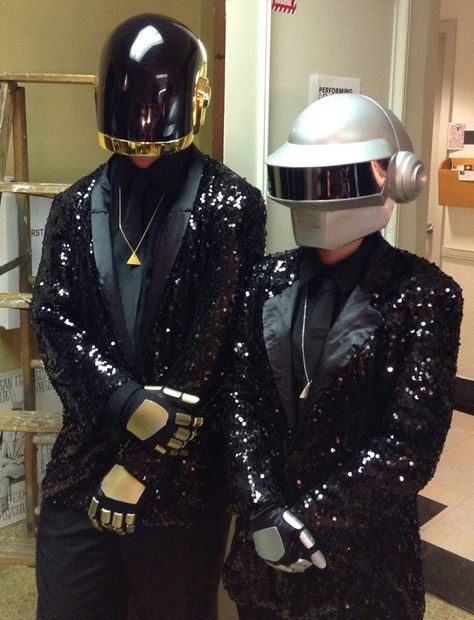 Halloween 2013. My boyfriend's and my Daft Punk costumes. Daft Punk Helmet Diy, Daft Punk Outfit, Music Icons Costume Ideas, Daft Punk Costume, Daft Punk Halloween Costume, Punk Outfits Aesthetic, Punk Couples, Elf Reading, Punk Halloween Costume