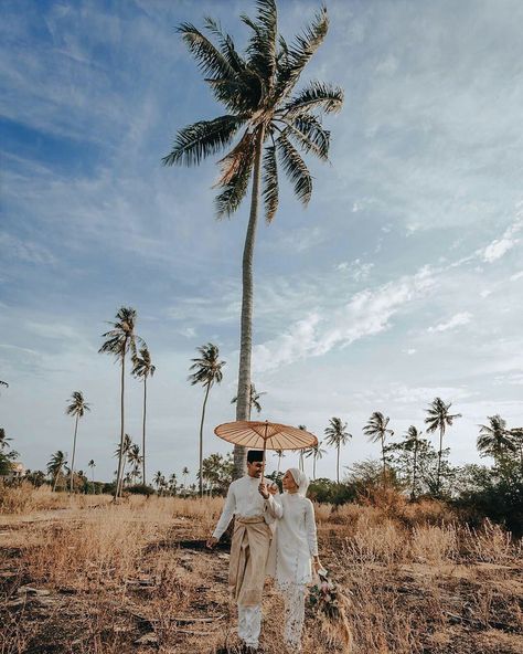 Classic Wedding Malay, Malay Engagement Photos, Malay Pre Wedding Photoshoot, Classic Malay Wedding Theme, Classic Malay Wedding, Malay Wedding Photography, Melayu Wedding, Outdoor Bride, Muslim Wedding Photography