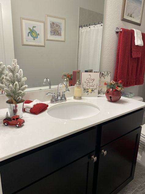 Inside House Christmas Decorations, Christmas Theme Bathroom, Christmas Restroom Decor Ideas, Christmas Themed Bathroom, Bathroom Decorated For Christmas, Christmas Vanity Decor, Bathroom Sink Christmas Decor, Christmas Decor In Bathroom, Restroom Christmas Decor