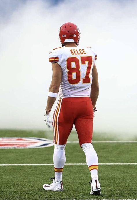 Travis Kelce Wallpaper Aesthetic, Travis Kelce Wallpaper, Travis Kelsey, Chiefs Party, Kc Cheifs, Kansas City Nfl, Paper Football, Travis Taylor, 32 Nfl Teams