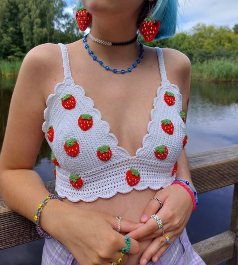 Strawberry Furniture, Crochet Ruffle Top, Earwarmer Knitting Patterns, Strawberry Crochet, Crochet Top Outfit, Crochet Bra, Crochet Strawberry, Bra Pattern, Crochet Summer Tops