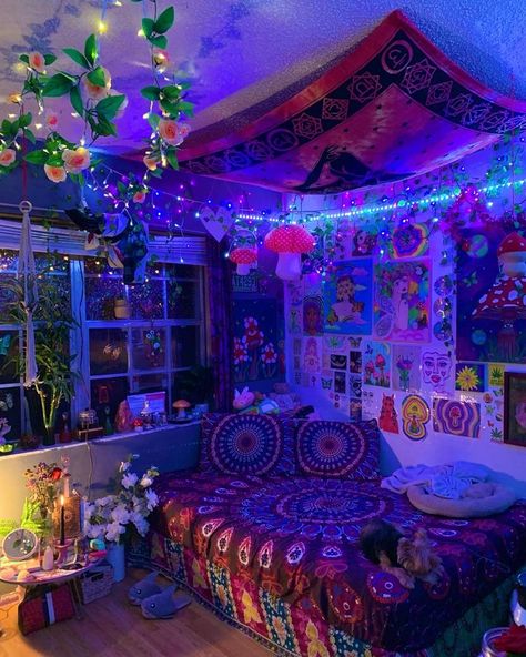 Hippie Bedroom Decor, Cool Room Designs, Hippie Room Decor, Hippy Room, Chill Room, Neon Room, Retro Room, Indie Room Decor, Pinterest Room Decor