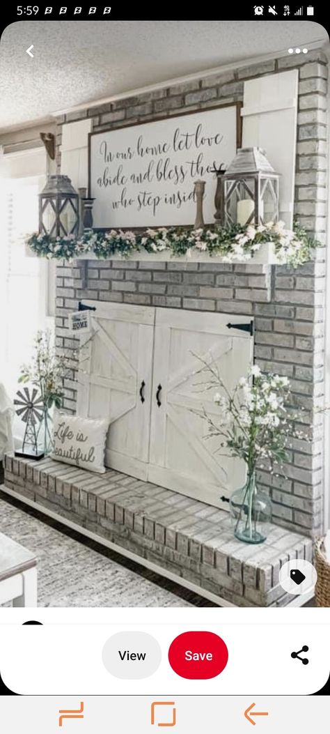 Brick Fireplace Makeover Ideas, Farmhouse Fireplace Screens, Decor Under Tv, Mantle Decor Under Tv, Fireplace Makeover Ideas, Fireplace Decorating Ideas, Farmhouse Fireplace Ideas, Fireplace Decorating, Hearth Decor