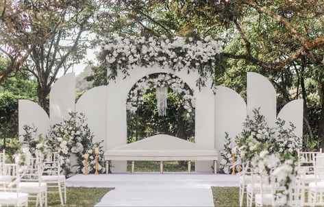 Pelamin Garden Theme, Wedding Stage Decorations Outdoor, Pelamin Outdoor, Wedding Stage Outdoor, Pelamin Garden, Red Gold Wedding Decorations, Dekor Nikahan, Pelamin Nikah, Small Stage