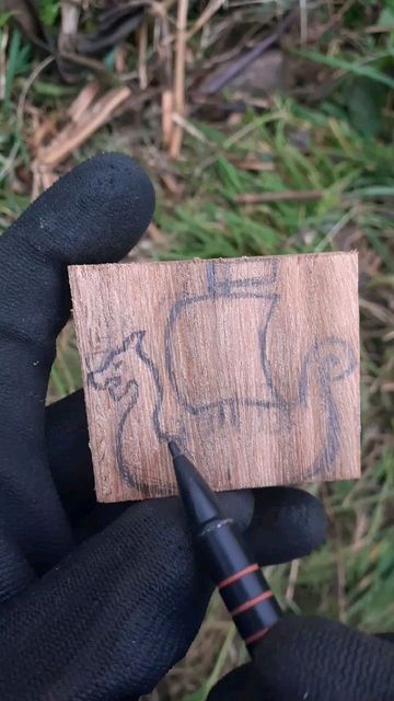 Werewolf on Instagram: "Carving a little drakkar! . . . . .#vikingship #viking #drakkar #woodenship #shipjewelry #woodenpendant #woodenjewelry #woodcraft #woodcarving #woodworking #wood #carving #whittling #craft #handmade #woodenjewellery #carvingtutorial #carvingwood #tutorial #DIY #nordic" Dremel Wood Projects, Viking Wood Carving, Dremel Tool Projects, Whittling Projects, Carving Projects, Viking Ship, Wooden Ship, Craft Handmade, Woodworking Wood