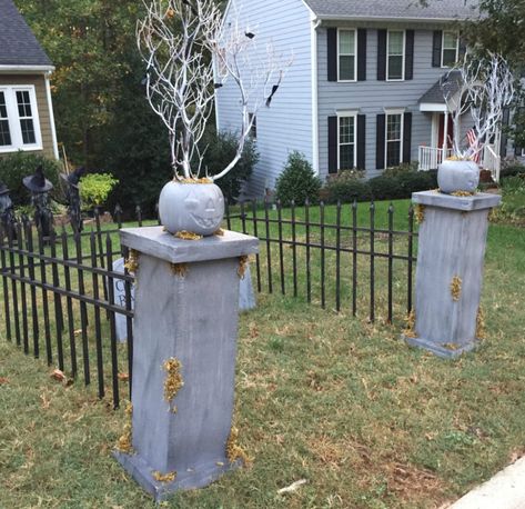 Graveyard Trunk Or Treat, Diy Halloween Cemetery, Diy Halloween Graveyard, Halloween Cemetery, Halloween Outside, Halloween Props Diy, Halloween Graveyard, Festa Harry Potter, Diy Halloween Decor