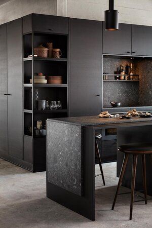 We are in love with black kitchens! Chek out this ideas for a kitchen in black .Bulthaup, Boffi, Gaggenau, … even Ikea has incorporated black into their kitchens      #blackkitchen #kitchenrenovation #kitchendecoration #interiordesignideas #interiordesignblog #interiorinspiration #interiorismo #minimlalistinterior #abitareblog #interiordesigninspiration Black Kitchen Design, Modern Black Kitchen, Kitchen Room Design, Black Kitchen, Black Kitchens, Kitchen Pantry, Rustic Kitchen, Home Decor Kitchen, Interior Design Kitchen