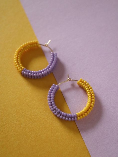 Learn to make these fun beaded hoop earrings with the free video tutorial from Snails and Fairy Dust. Hoop Earring Tutorial, Tubular Herringbone, Easy Beading Tutorials, Beaded Hoop Earring, Seed Bead Hoop Earrings, Easy Beading, Diy Jewelry Tutorials, Herringbone Stitch, Beading Tutorial