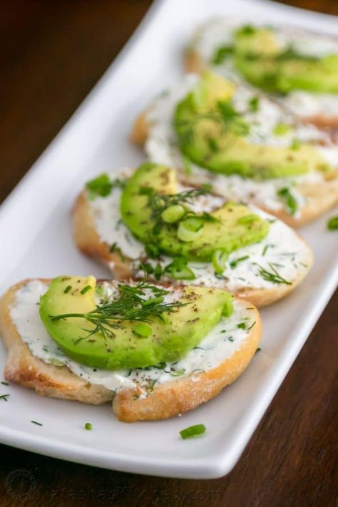 Avocado Appetizer, Herb Cream Cheese, Canapes Recipes, Tea Sandwiches, Soften Cream Cheese, Snacks Für Party, Garlic Herb, Avocado Recipes, Food Presentation