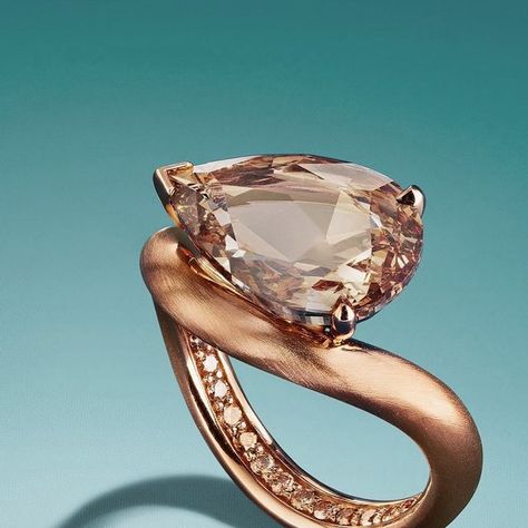 Diamond Instagram, Movie Jewelry, Pretty Engagement Rings, Diamond Tops, Unusual Rings, Ring Settings, Diamonds And Gold, Rose Gold Jewelry, Contemporary Jewellery