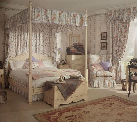 @retro_interiors_ • Instagram photos and videos 80s House Interior Bedrooms, Cozy 80s Bedroom, 80s House Interior, 80’s Bedroom, Laura Ashley Bedroom, 90s Interior, 80s House, 80s Room, 90s Home