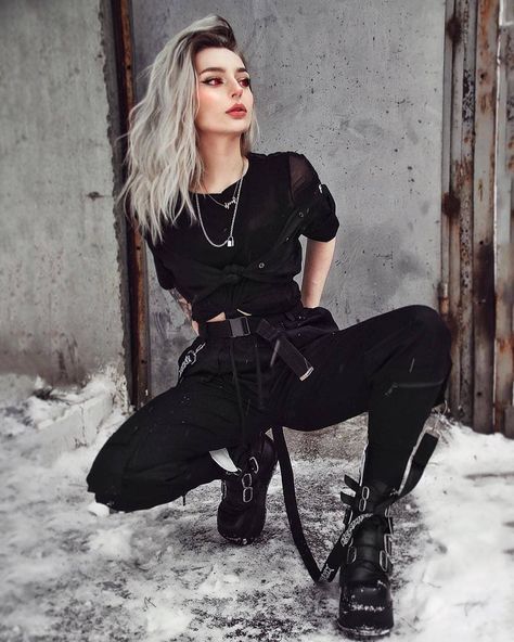 Female Urban-Ninja! 🔥 Rate her fit 1-10! 🖤 comment if you like it. ✊😷 - - Mode Mode Swag, Techwear Outfits, Techwear Fashion, Mode Emo, Goth Outfit, Mode Kawaii, Cyberpunk Fashion, Mode Kpop, Fete Anime