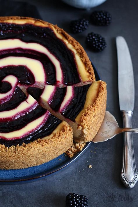 White Chocolate Blackberry Swirl Cheesecake | Bake to the roots White Chocolate Blackberry Cheesecake, Best Chocolate Cheesecake, Blackberry Sauce, Blackberry Cheesecake, Cheesecake Oreo, Swirl Cheesecake, White Chocolate Cheesecake, Sweet Recipe, Oreo Cheesecake