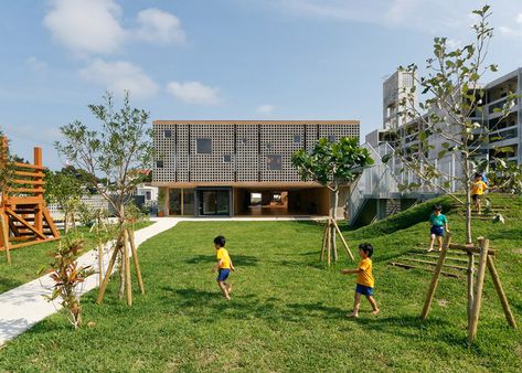 Childcare Rooms, Miyakojima, Kindergarten Design, School Yard, Book Corners, Nursery School, Learning Spaces, School Architecture, Green Roof