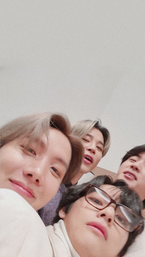 Hobi, Tae, Jin, Jimin selca lockscreen / homescreen Iu Aesthetic, Jimin Selca, 17 Kpop, Hyun A, Bts Aesthetic Wallpaper For Phone, Bts Group Photos, Jimin Wallpaper, Kpop Funny Bts, Aesthetic Dark