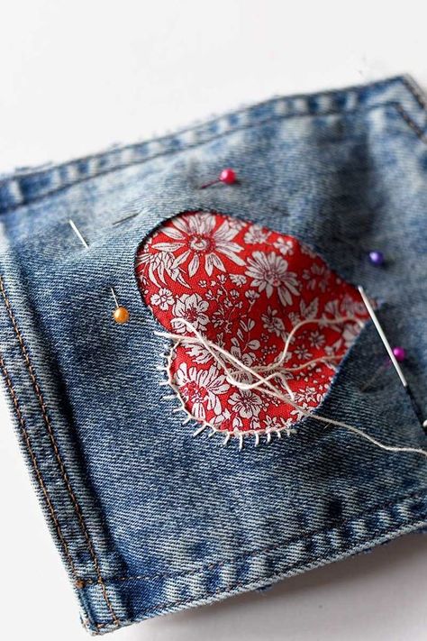 Tips Menjahit, Återvinna Jeans, Denim Applique, Cool Denim, Denim Crafts Diy, Blue Jeans Crafts, Heart Pocket, Sew Ins, Jean Crafts