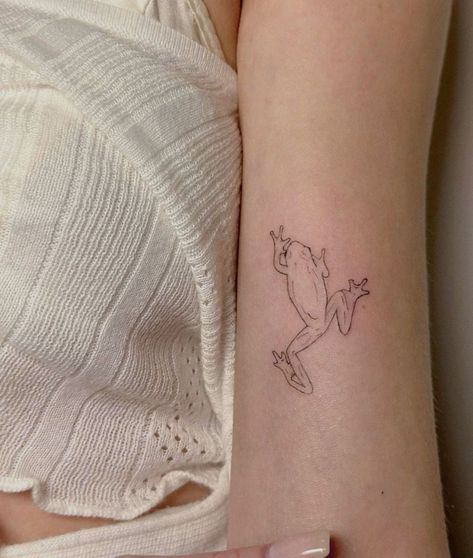 Tiny Tree Frog Tattoo, Green Tree Frog Tattoo, Dainty Frog Tattoo, Fine Line Frog Tattoo, Realistic Frog Tattoo, Frog Tattoo Simple, Tiny Frog Tattoo, Simple Frog Tattoo, Cute Frog Tattoo