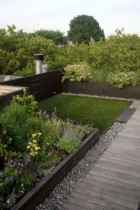 Julie Farris Brooklyn Roof Garden | Gardenista Garden Ideas To Make, Sustainable Landscaping, Garden Help, Sustainable Garden, Rooftop Garden, Roof Garden, Terrace Garden, Decor Minimalist, Green Roof