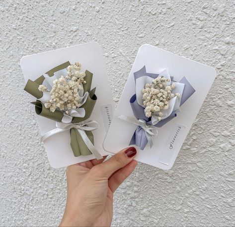 Women's Day Gift Ideas, Handmade Flower Buke, Mini Flower Bouquet Wrapping, Mini Dried Flower Bouquet Diy, Mini Dried Flower Bouquet, Small Crochet Boquets, Diy Bouquet Wrap, Flower Bouquet Diy, Gifts Wrapping Diy