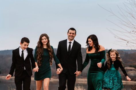 Formal Winter Family Photos, Green Velvet Dress Family Photos, Green Christmas Picture Outfits, Glam Family Photoshoot Christmas, Formal Holiday Photoshoot Family, Emerald Green Christmas Family Photos, Dressy Christmas Family Pictures, Formal Family Christmas Pictures, Dark Green Family Picture Outfits