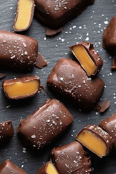 Chocolate Covered Salted Caramels are nothing but perfection. The salted caramel itself is a rich, chewy, melt in your mouth delight. The added salt balances out the caramel’s sweet taste, and on its own, could stand up to the best caramel candies out there!⁣ #dessertcaramel #caramelrecipes #caramelsnacks #carameldesserts #chocolatecovered #chocolate #chocolatecoveredtreats #dessertswithcaramel #carameltreat #chocolatecaramel Salted Caramel Candy, Caramels Recipe, Salted Caramels, Bourbon Caramels, Dessert Simple, Candy Recipes Homemade, Caramel Candy, Salted Chocolate, Caramel Recipes