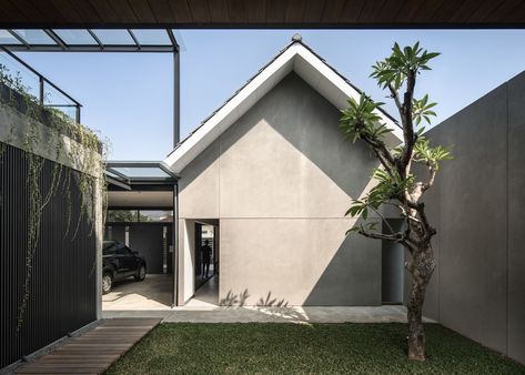 Sh House by RUANGRONA Industrial House Facade, Scandinavian House, Narrow House Designs, Concrete Facade, Concrete Home, Narrow House, Tropical House, House Outside Design, House Front Design