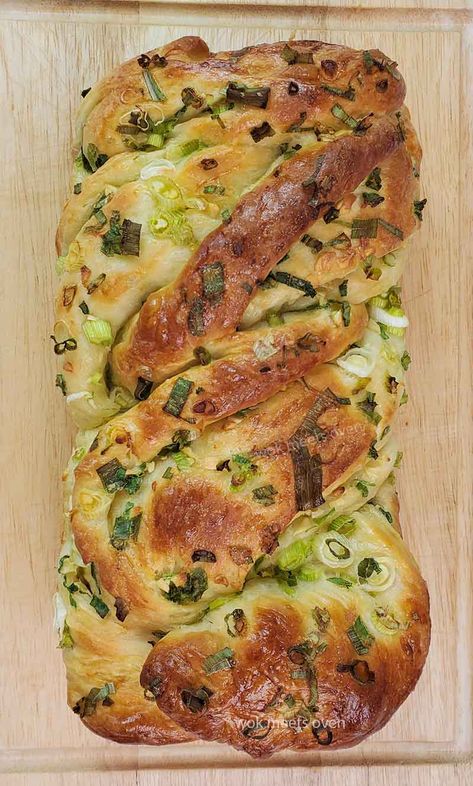 This green onion garlic butter bread loaf recipe is my take on the classic garlic butter bread loaf with an eastern infusion. Green onions also known as scallions is a popular ingredient in a lot of… Scallion Bread Recipe, Bread With Vegetables, Garlic Loaf Bread, Green Onion Bread, Onion Garlic Bread, Garlic Butter Rolls, Scallion Bread, Onion Bread Recipe, Garlic Loaf