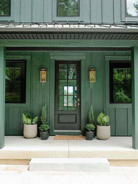 This revamp has a farmhouse rap but countless modern takes. Dark Green Home Exterior, Green Houses Exterior, Green House Black Trim, Modern Home Exteriors, Outdoor Siding, Chalet Cabin, Siding Choices, Green Siding, Metal Roof Houses