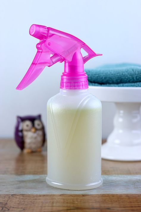 15 Liquid Castile Soap Uses Diy Dusting Spray, Dusting Spray, Cleaning Diy, Diy Cleaning Products Recipes, Homemaking Tips, Cleaning Painted Walls, Green Clean, Cleaner Recipes, Glass Diy