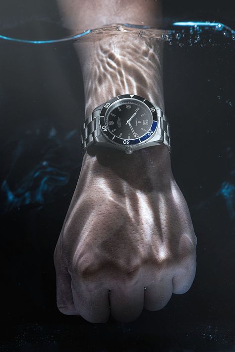 Photography Watch Ideas, Creative Watch Ads, Watch Photography Creative, Watch Photography Ideas Creative, Watch Ads Design, Smart Watch Photography, Product Placement Ideas, Watch Photography Ideas, Watch Product Photography