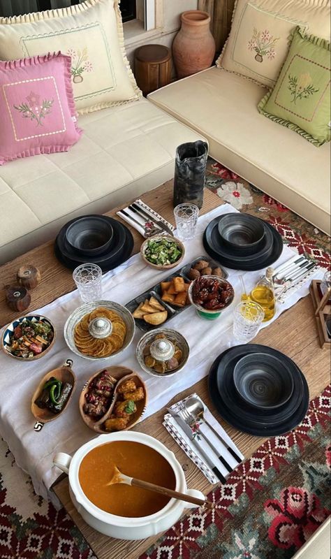 Breakfast Presentation, Picnic Date Food, Food Set Up, Ramadan 2024, Catering Food Displays, Catering Ideas Food, Food Displays, Arabic Food, Food Platters