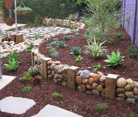 This retaining wall was built using recycled chicken wire, pebbles and wooden nogs Reka Bentuk Landskap, Tanaman Pot, نباتات منزلية, Dream Yard, Desain Lanskap, Landscape Designs, Garden Edging, Garden Borders, Green Landscape