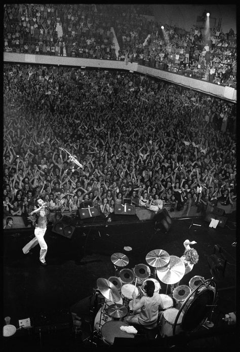 Michael Zagaris' new book and exhibition chronicles his life as witness to rock ‘n’ roll’s golden era. Rock N Roll Aesthetic, Badass Pictures, Pictures Of Rocks, Rock Aesthetic, Pete Townshend, Live Rock, Concert Aesthetic, Estilo Rock, Patti Smith