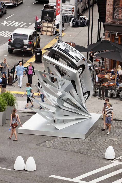 "Climbing Up" Pop-Up for Range Rover on view in NYC #Architecture #Art #Aluminum #LRClimbingUp Car Ads Creative Advertising, Architecture Marketing, Car Expo, Nyc Architecture, Car Display, Design Exhibition, Publicidad Creativa, Experiential Marketing, Street Marketing