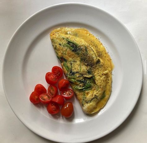 cheesy spinach omelette with fresh tomatoes Protein Omelette Recipe, Omelets Recipe Omelettes, Low Cal Omelette, Low Cal Savory Breakfast, Omlet Aesthetic, Grocery List Vegetarian, Omelette Aesthetic, Healthy Omlet Recipes, Healthy Omelette Recipe