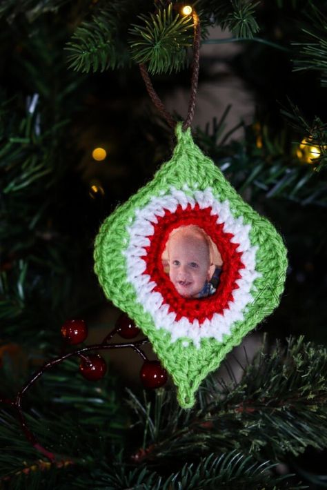 Crochet Photo Ornament Quick Free Crochet Pattern with Video - Winding Road Crochet Crochet Photo Ornaments, Crochet Raven, Crochet Christmas Tree Ornaments, Christmas Crafts Diy Gifts, Winding Road Crochet, Make Step By Step, Crochet Queen, Mom Crafts, Christmas Decs