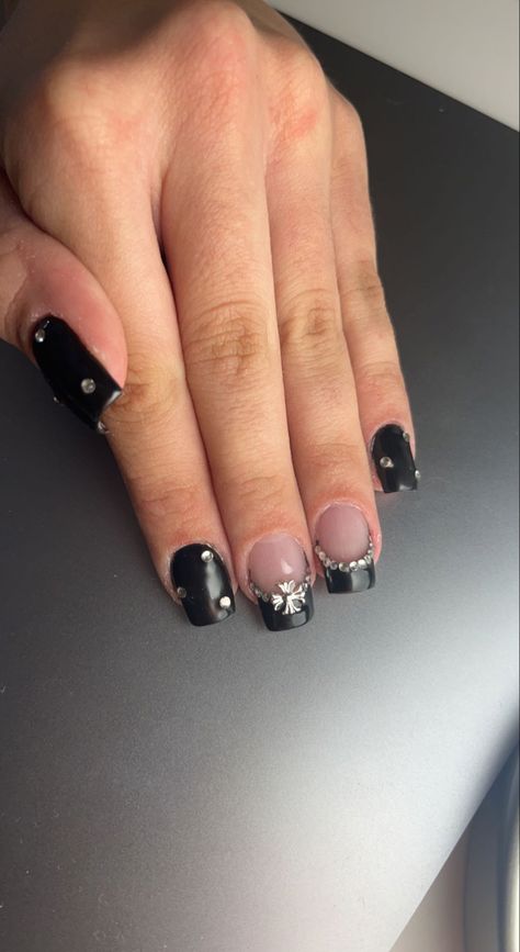 Nail Art Y2k Short, Black Gem Nails, Y2k Black Nails, Short Nails Y2k, Aesthetic Y2k Nails, Short Y2k Nails, Black Nails With Glitter, Black Gems, Y2k Nails