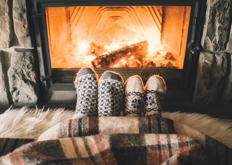 All aspirational lifestyle trends go to heaven. RIP Hygge Wine Fireplace, Hygge Fireplace, Hot Spiced Wine, Hygge Interior Design, Winter Calendar, American Preppy Style, Outdoor Diy Ideas, Angel Baby Patterns, Decoration Hacks